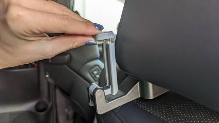 上のところがバネになっている