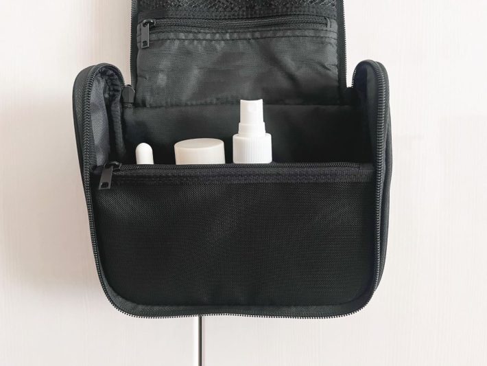 メイン部分にボトルを立てて入れられる