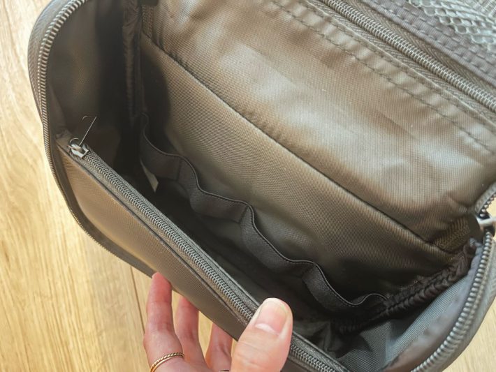 ファスナーポケットとメイン収納内の仕切りバンド