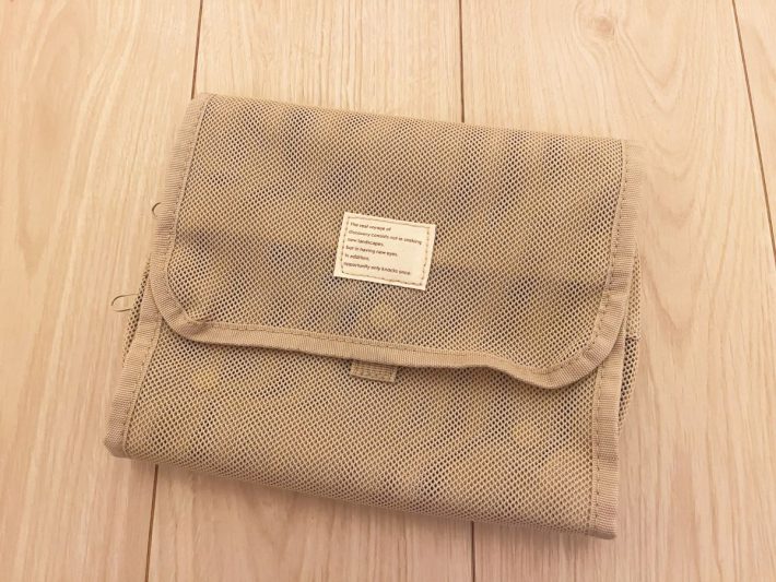 メッシュ素材×くすみカラーの3COINSのポーチ