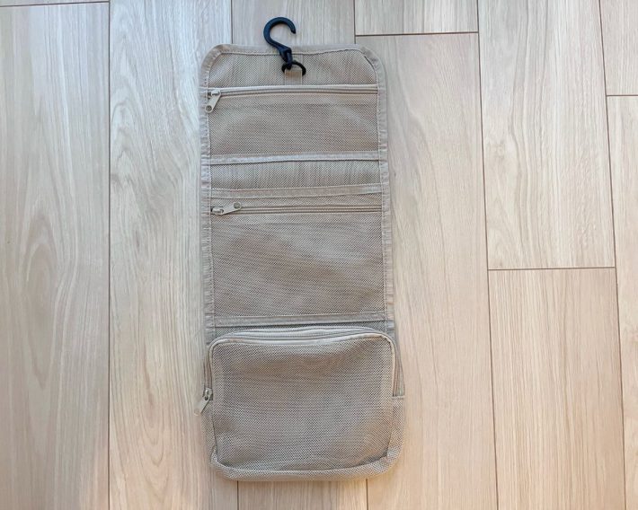 ファスナーポケットが3つついているだけ