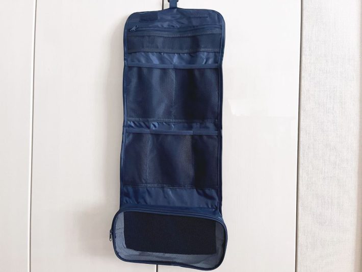 開くと縦に長いDAISOのポーチ