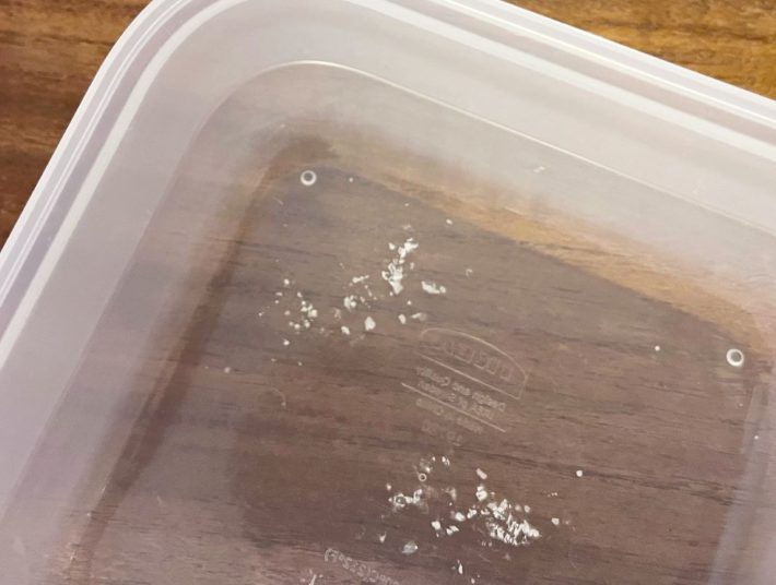 プラスチックやポリプロピレン製の保存容器の汚れや傷