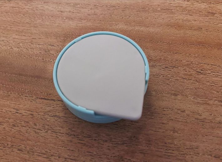 容器の底面に収納されているマット