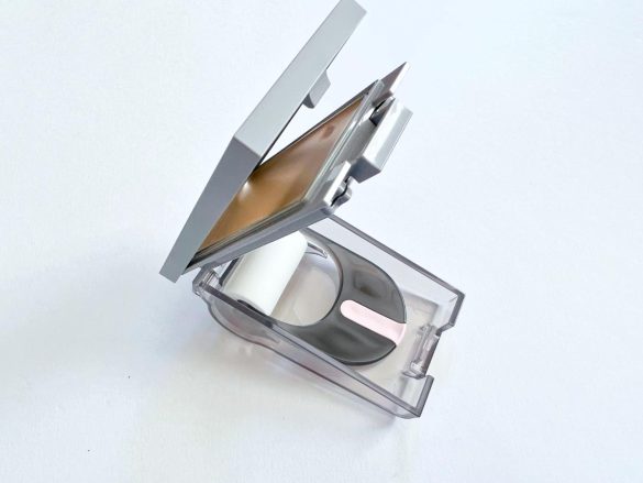 ファンデのトレーを上げてクッションローラーをセット