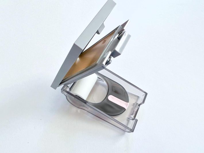 ファンデのトレーを上げてクッションローラーをセット