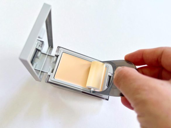 ローラーをコロコロ往復させてファンデを染み込ませる