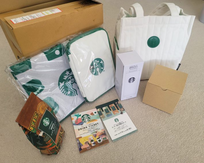 手元に届いた福袋を開けてみました。アイテムは全8点