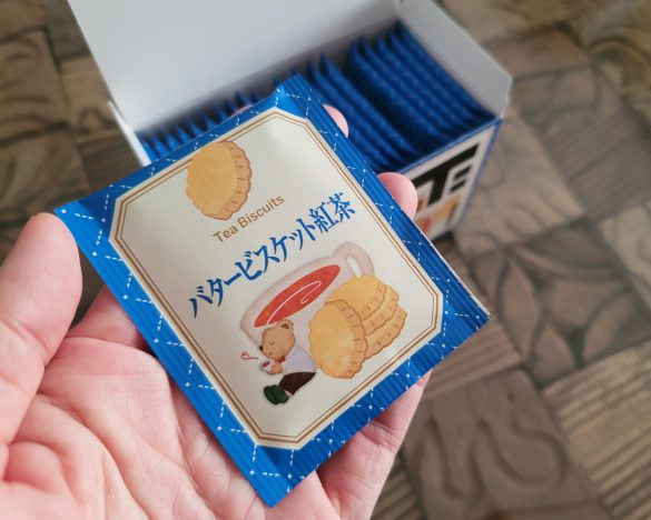 個包装のパッケージデザイン。クマさんが紅茶を飲んでいて、ほっこりかわいい