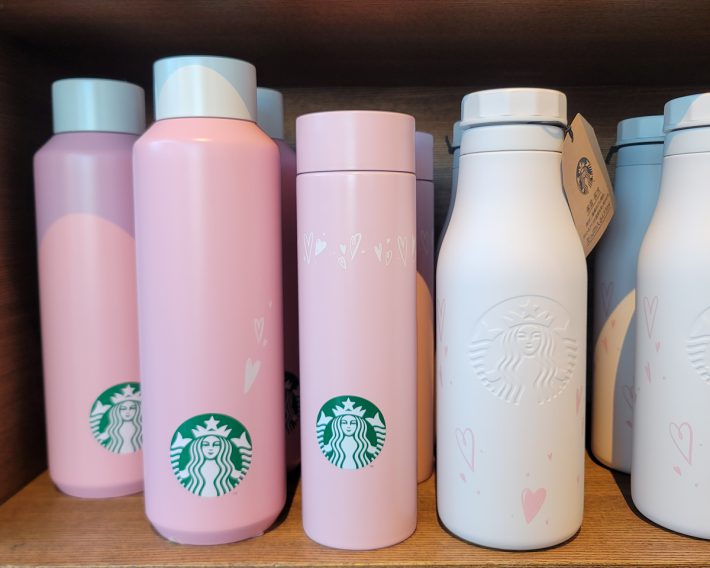 手前左から、バレンタイン2024ステンレスボトルピンク591ml、バレンタイン2024ステンレスボトルライトピンク350ml、バレンタイン2024ステンレスロゴボトルオフホワイト473ml