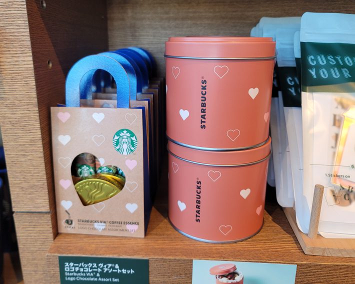 チョコレートやクッキーのパッケージデザインもシンプル