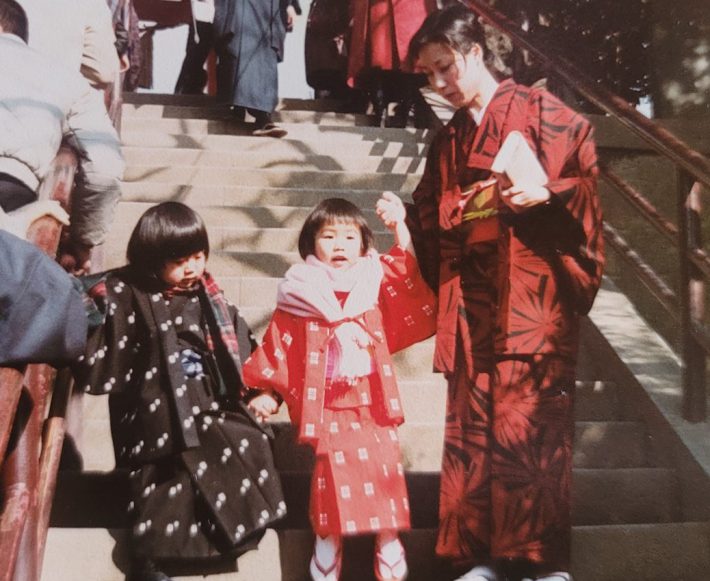 子ども時代の兄と私、そして母