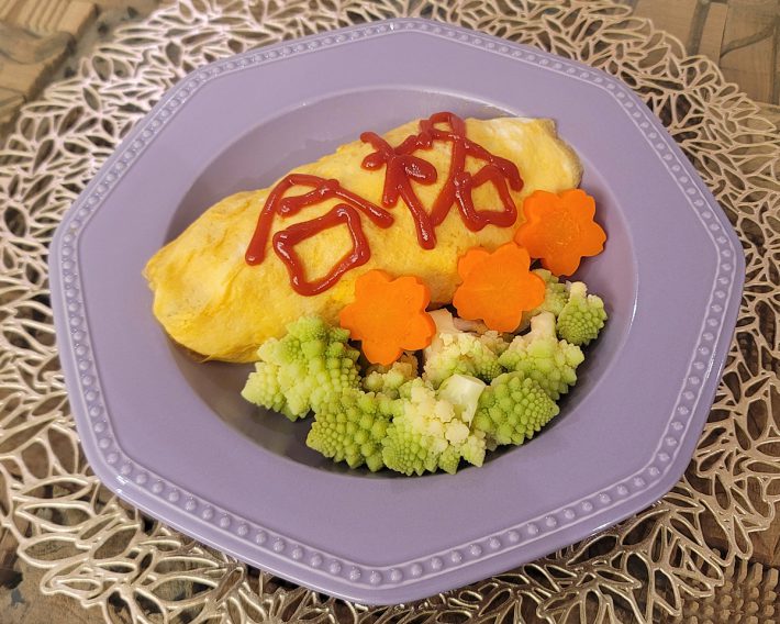 合格と書かれたオムライスに、桜型のニンジン。縁起が良さそうです