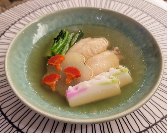 イチョウ型の人参をポイントにしたスープ