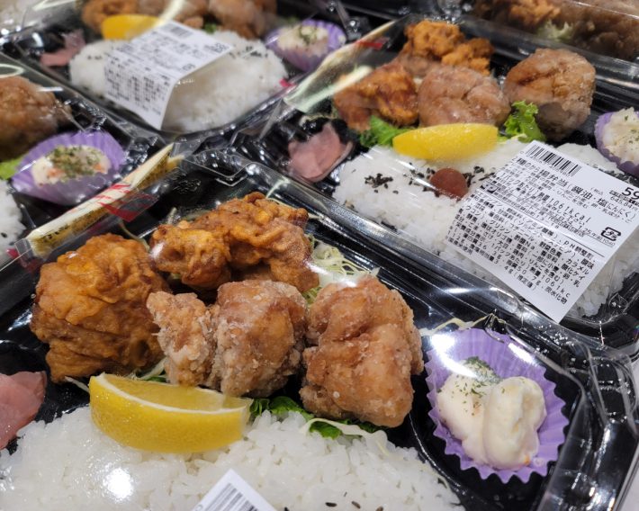 スーパーマーケットのから揚げは、各店がしのぎを削る看板メニューになっています