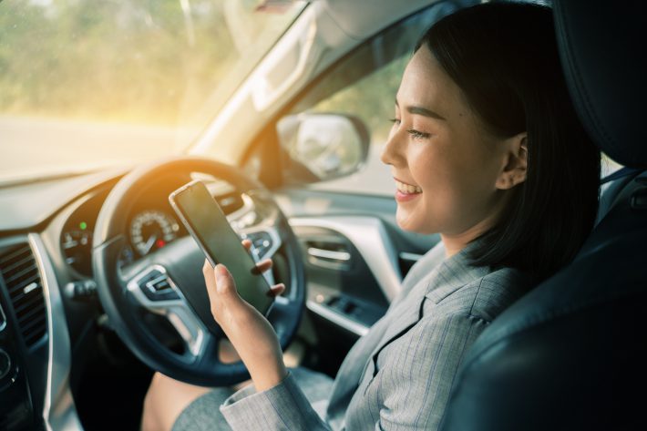 女性　自動車　運転　スマホ