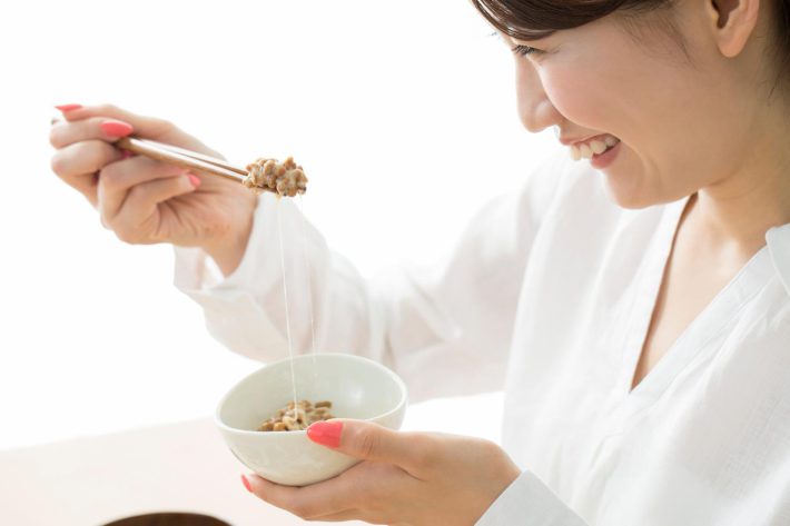納豆を混ぜる女性