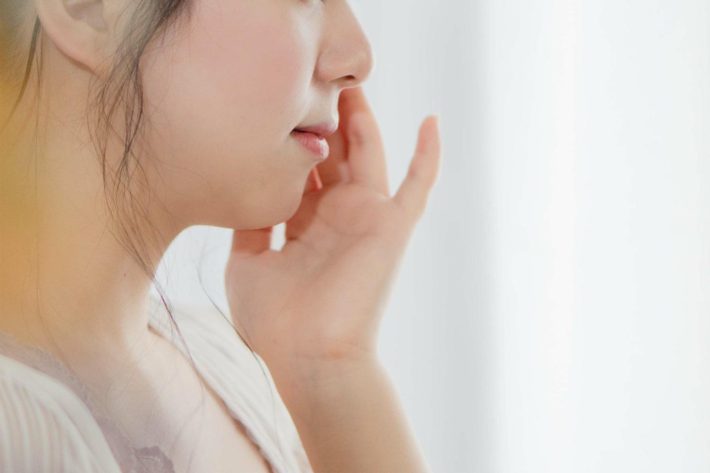 スキンケアする女性