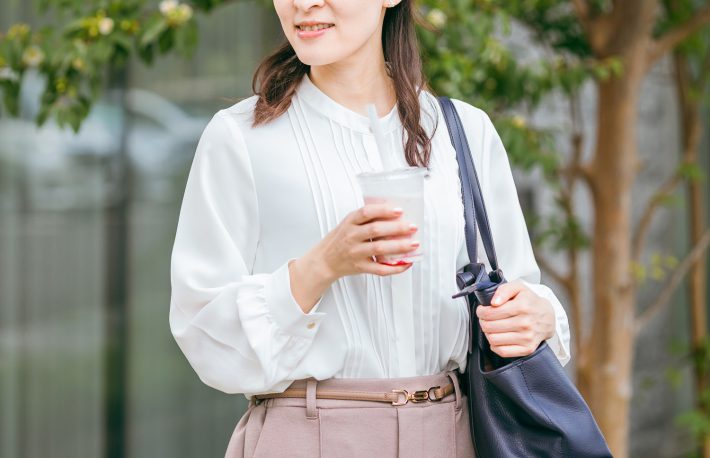 飲み物を持つ女性