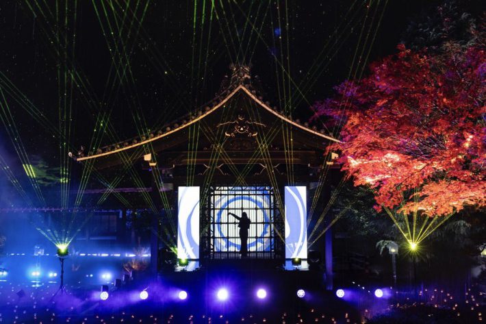 『紅白』のAdoに「カッコ良すぎる」絶賛の声も…顔出しNGが“期間限定の飛び道具”と感じる理由