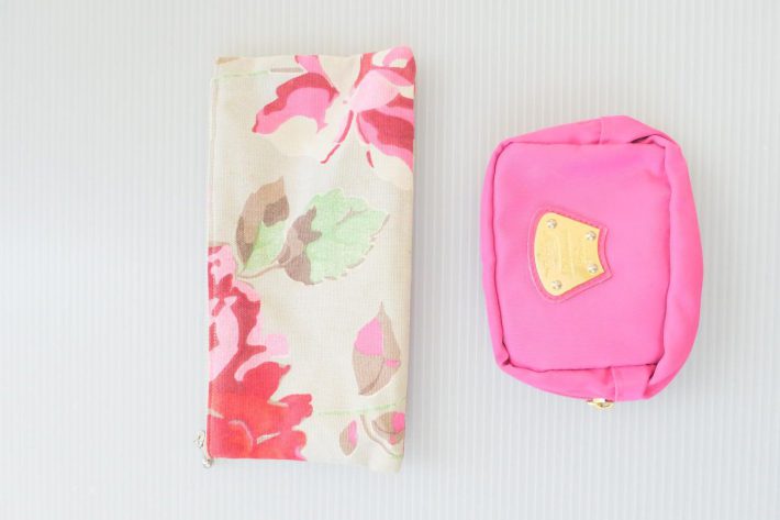 自作のポーチとMANICURE FINGERのポーチ