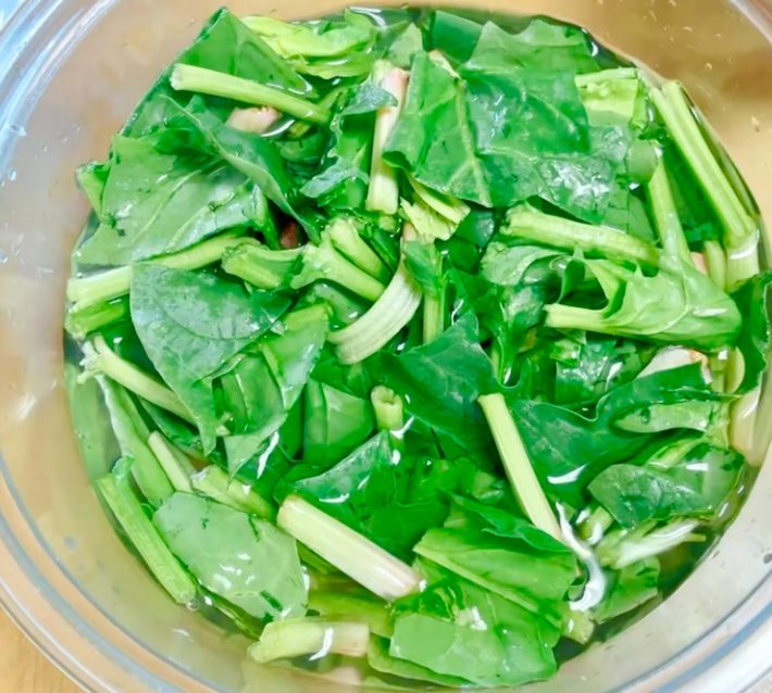 4等分に切ったほうれん草をレンチン