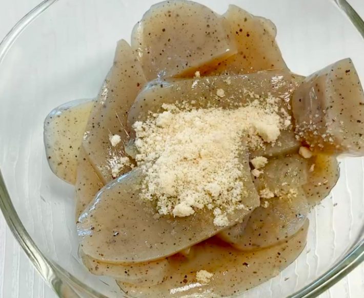 砂糖を入れてこんにゃくを揉む