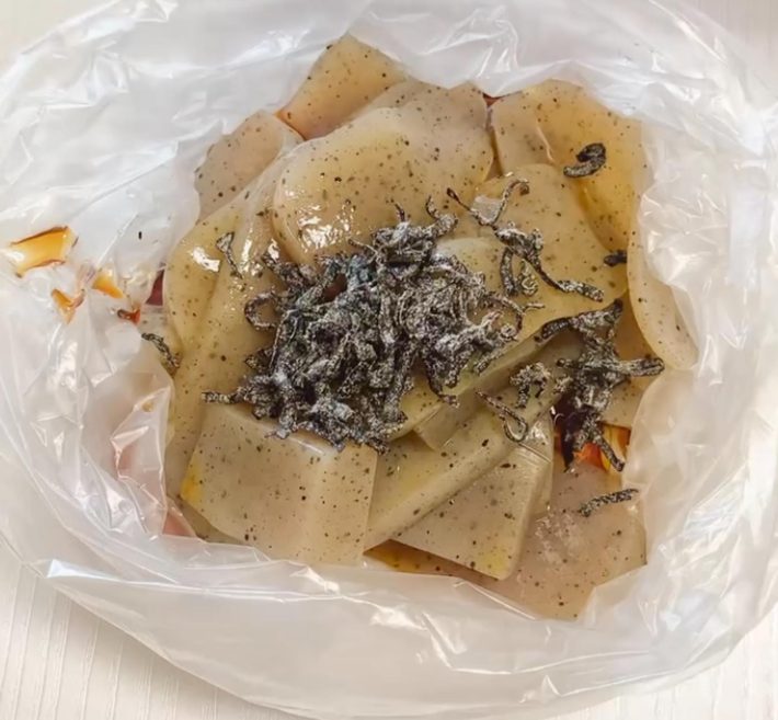 袋の中に調味料を全て入れる