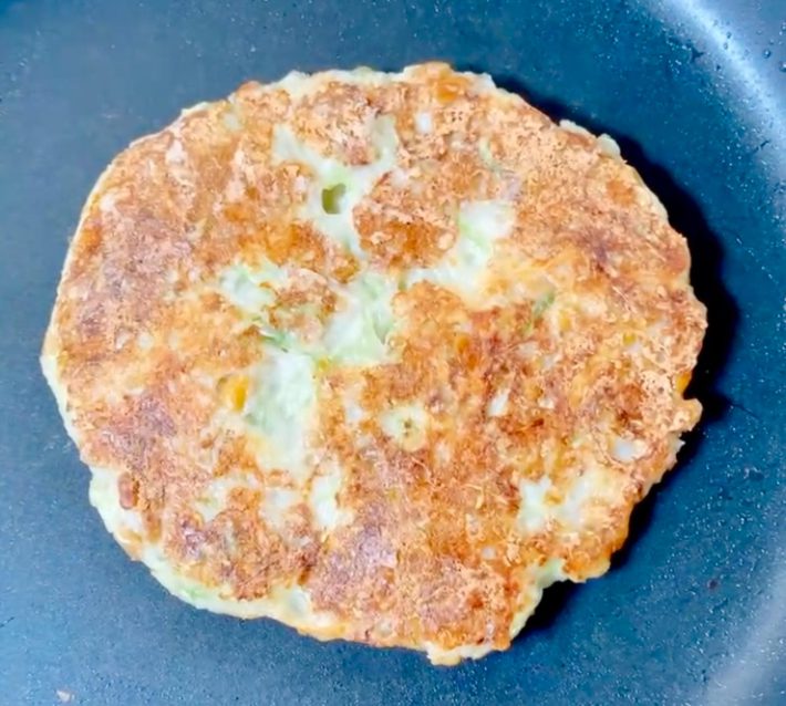 両面焼けたらポン酢や醤油を付けて食べる