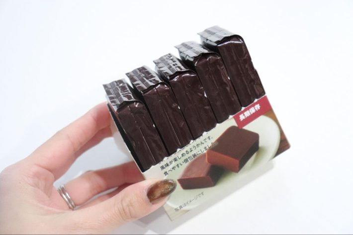 茶色いフィルムに包まれたようかんが5本入っている