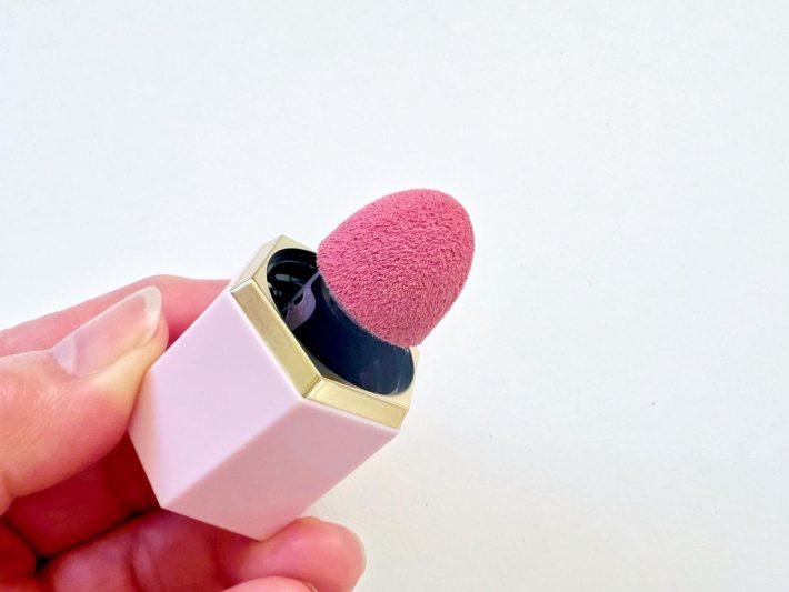 チップタイプで直接肌に塗布できる