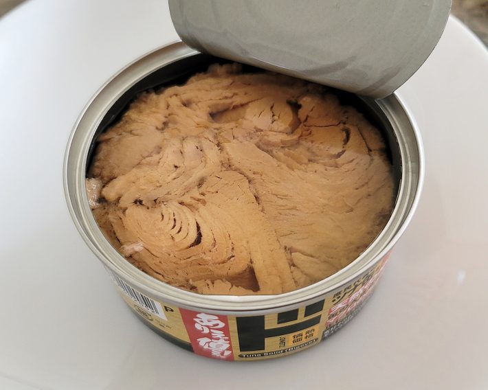 フレークタイプとは違い、めばちマグロの身が塊のままぎっしり詰め込まれています