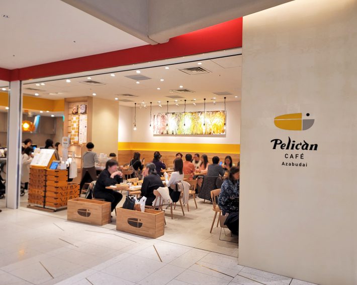 明るい店内で、食パンやグッズも販売されている