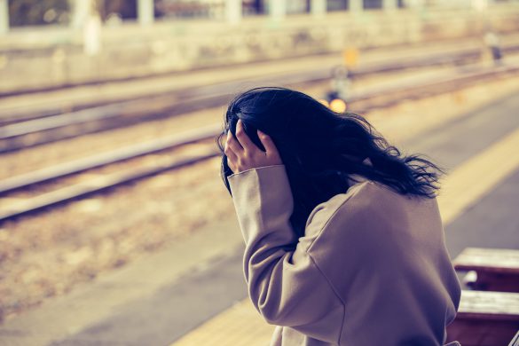 駅のホームで泣く女性