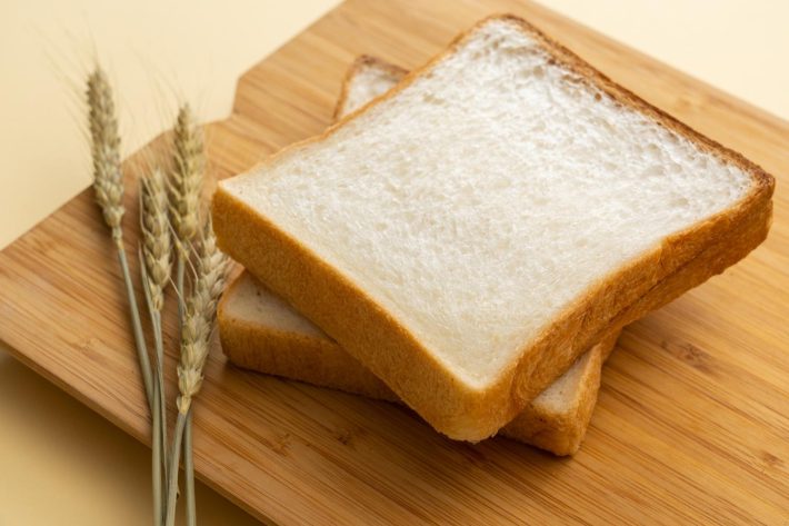 食パンと小麦の稲穂