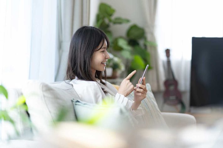 スマホを使う女性