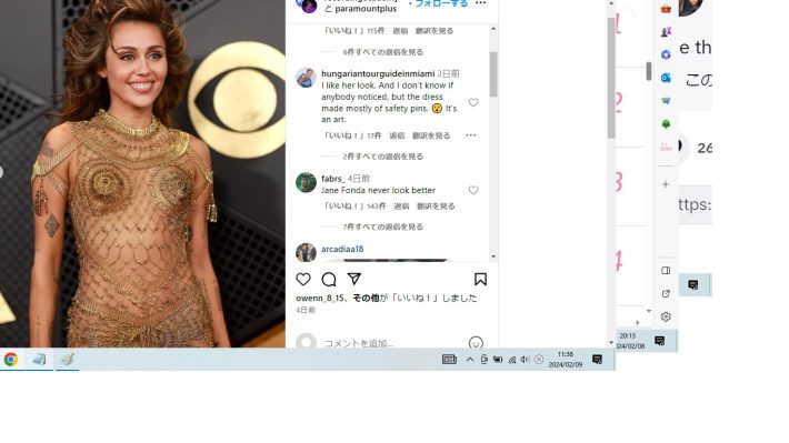 安全ピンのドレスでレッドカーペットに登場したマイリー・サイラス