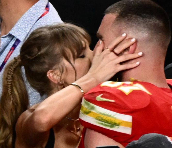 熱烈キスするテイラー・スウィフトとトラヴィス・ケルシー