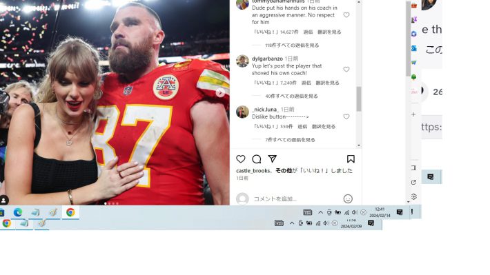 フィールドで喜びを分かち合うテイラーとケルシー