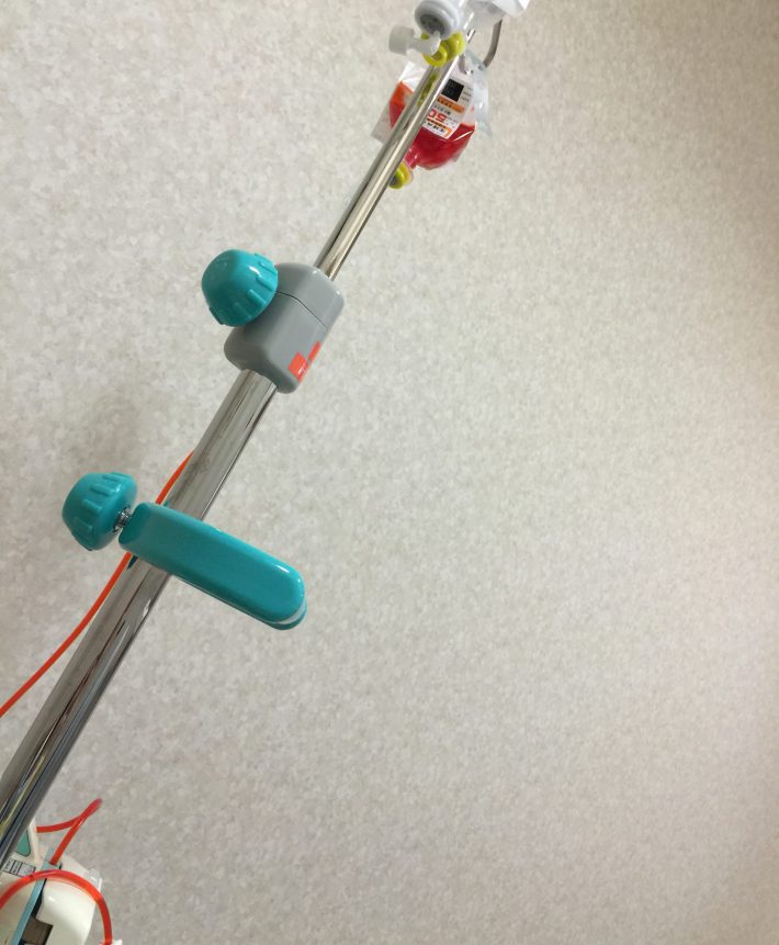 赤い色をした点滴