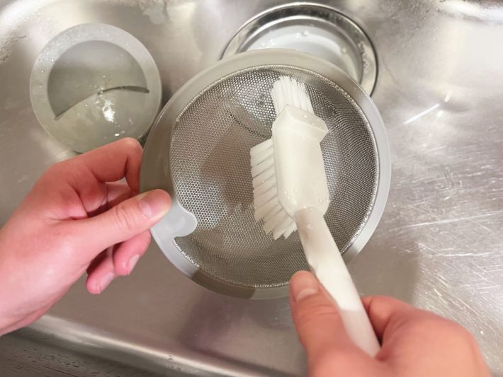 先端ブラシがかき出しながら剥がし取ってくれる