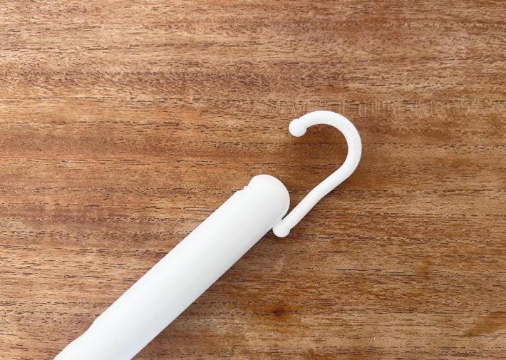 持ち手上部にはフックがついている