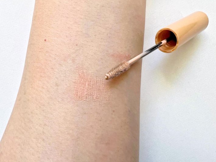 手で試しみるとちょい明るめの肌色