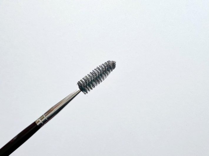 メイクの前にスクリューブラシで眉毛をとかす