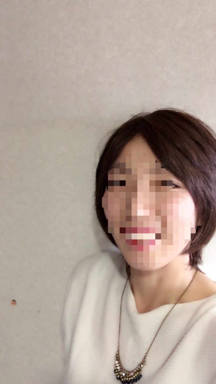 ショートのウィッグをかぶった私