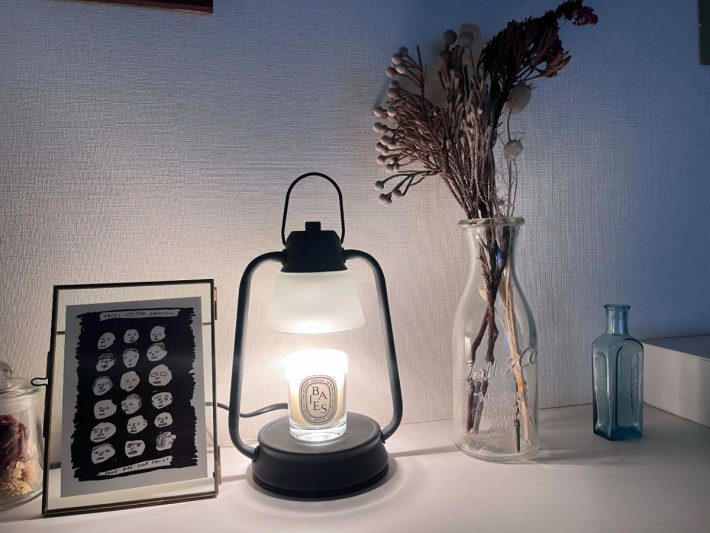 灯りがロウを溶かし香りを広げてくれる