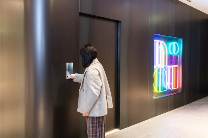 お客さんは事前に伝えられた暗証番号を入力して入室する仕組み