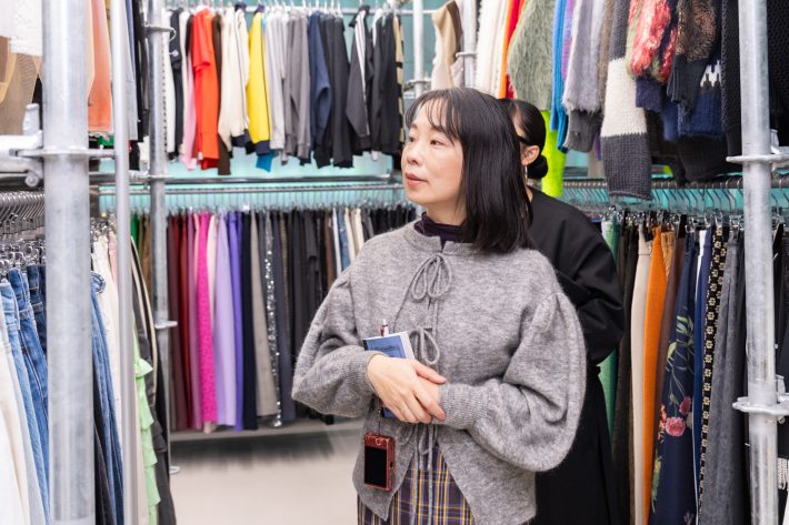 大量の服が並ぶコーナー