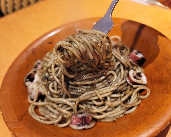 「イカの墨入りセピアソース」　500円