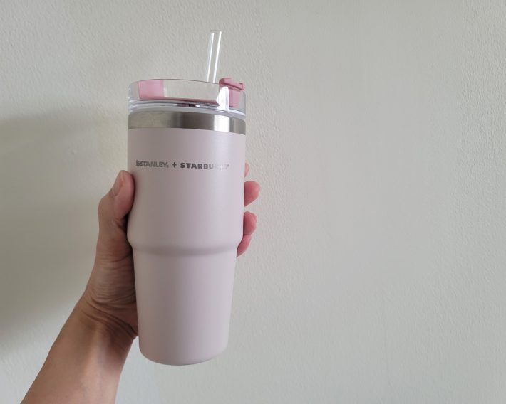 昨年の桜グッズ第2弾で登場した「3WAYステンレスタンブラーSTANLEYダスティピンク473ml」。今年はデザインそのままでカラーがベージュになっています